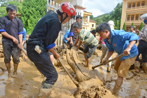 ĐVTN giúp dân khắc phục hậu quả sau mưa lũ